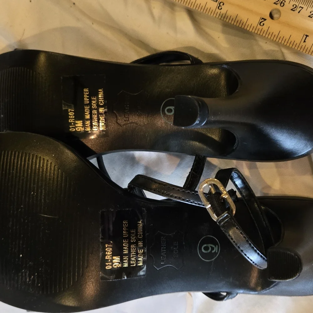 Rialto Women's Black Sandals with Rhinestone Embellishments NWOT